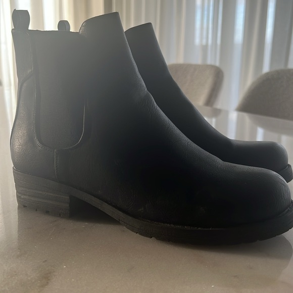 Boot - Picture 2 of 4